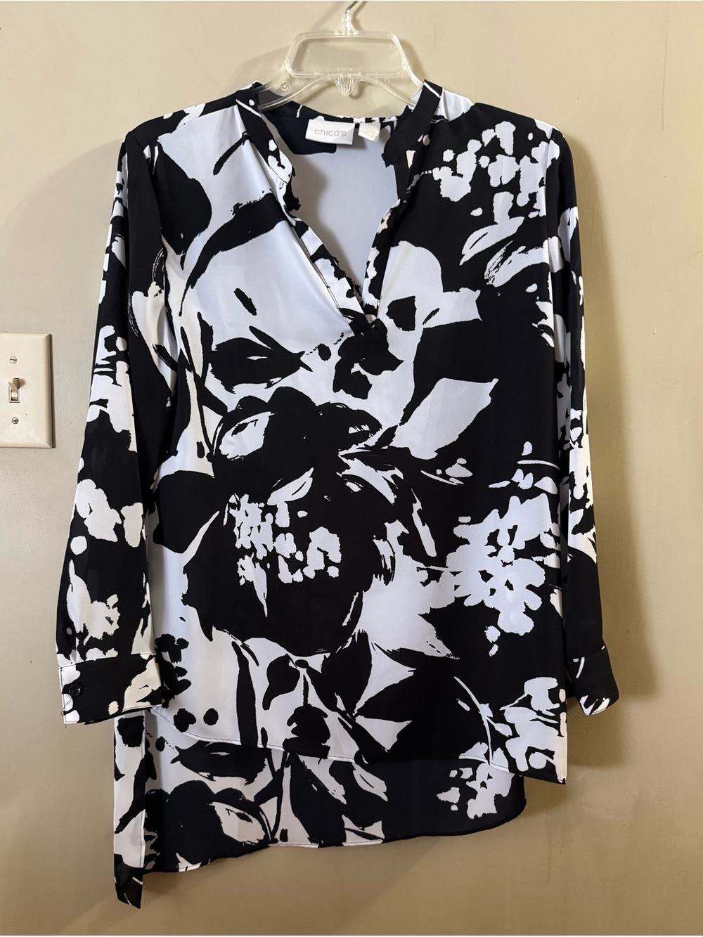 Chicos Bold Abstract Floral Asymmetrical Tunic Blouse Black White 0P/US 4-6 EUC